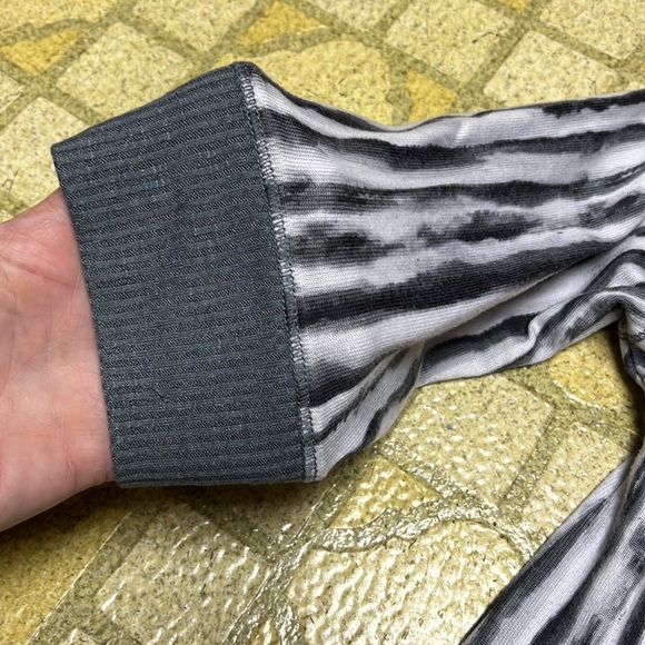 EUC Vera Wang long top - Picture 4 of 15